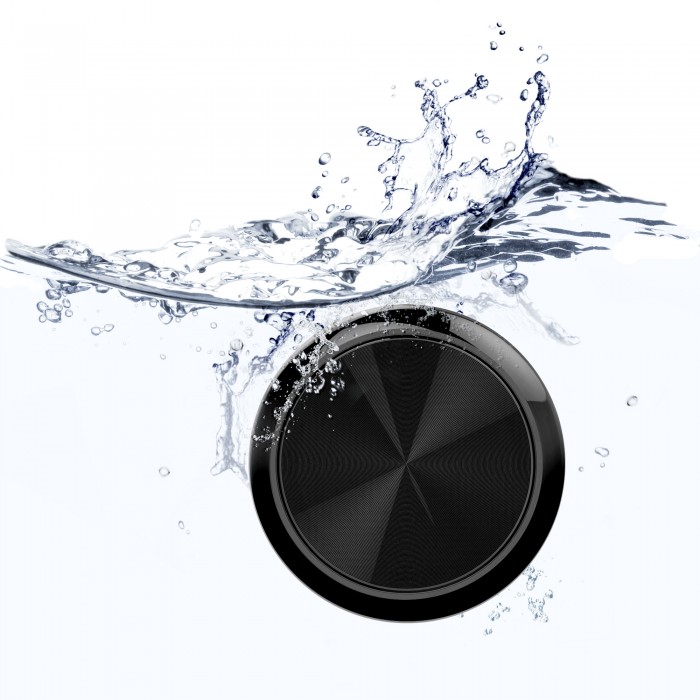 An Amica Gero Wearable submerged in water to show its resistance.